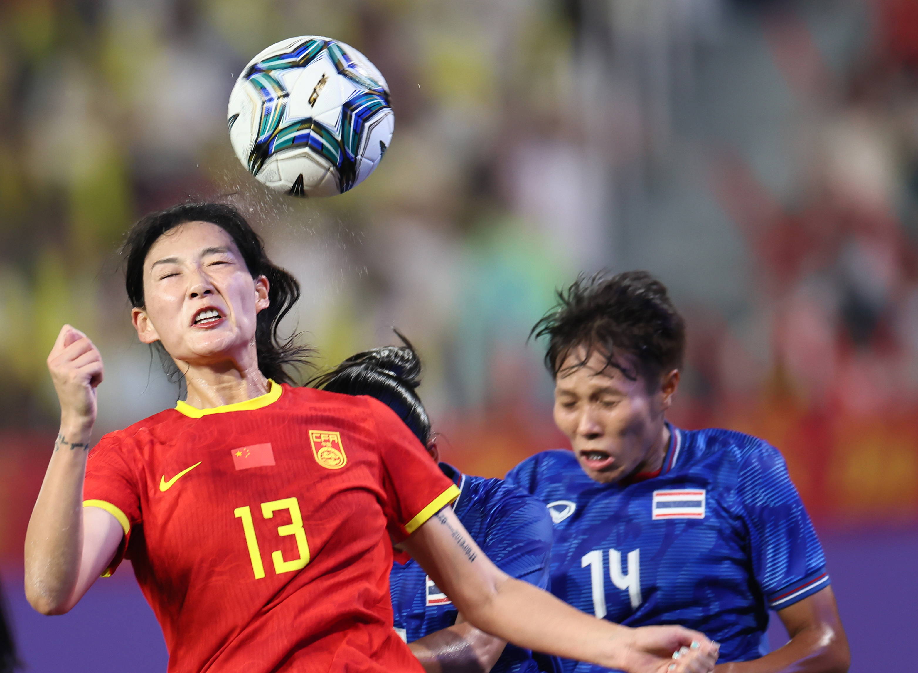女子足球比赛中，中国队大胜对手，晋级半决赛