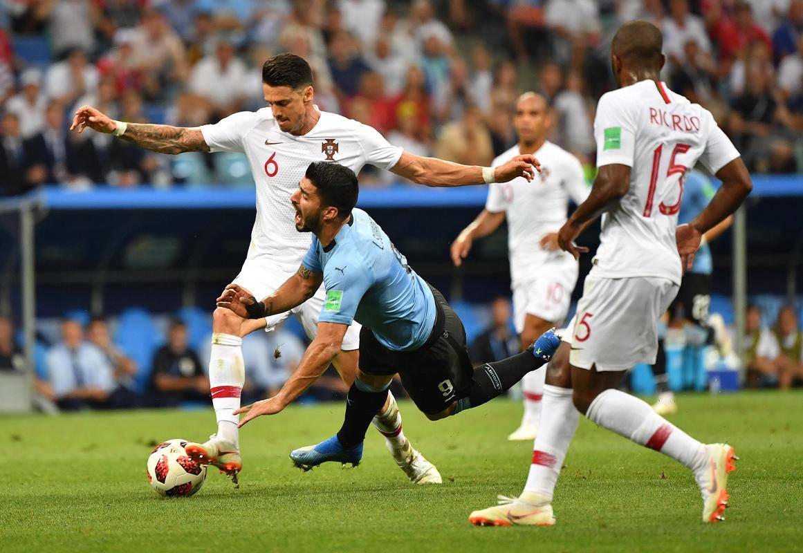 开云体育-乌拉圭中场神奇进球，成为赛事佳话