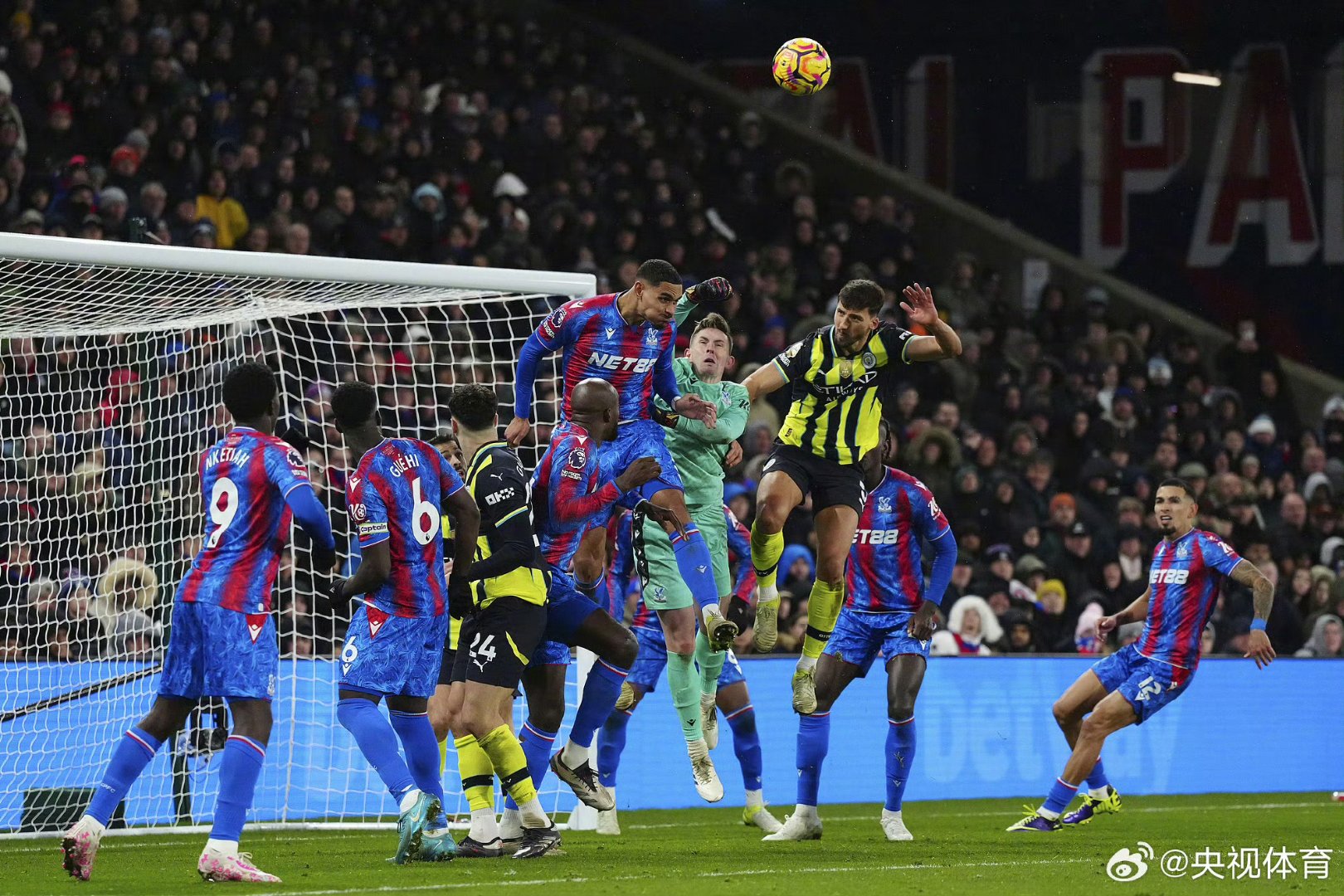 开云体育官网-曼联主场击败水晶宫，继续缩小差距