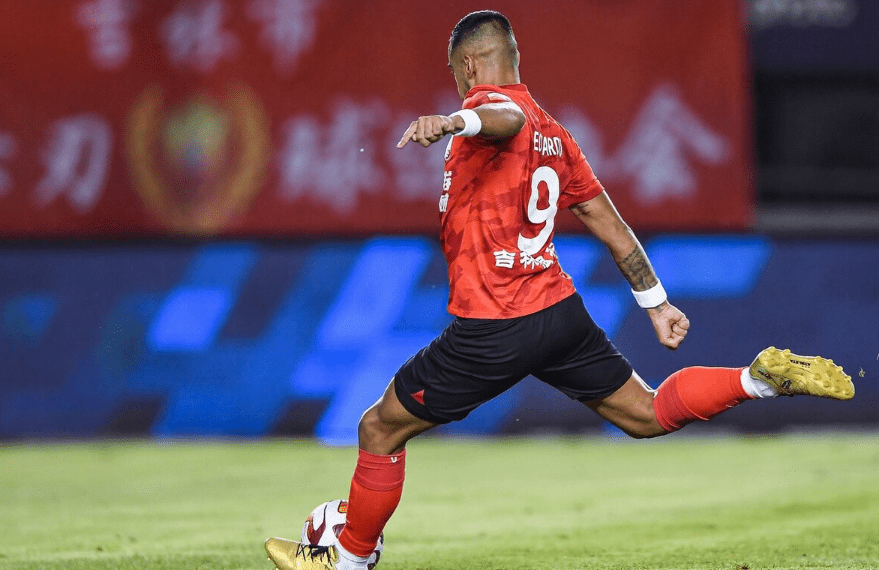 开云官网-沃特福德前锋连续进球，火力全开