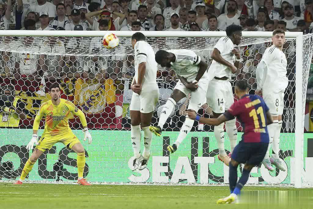 皇马中场球员在比赛中展现出色的传球技术 皇马中场球员在比赛中展现出色的传球技术