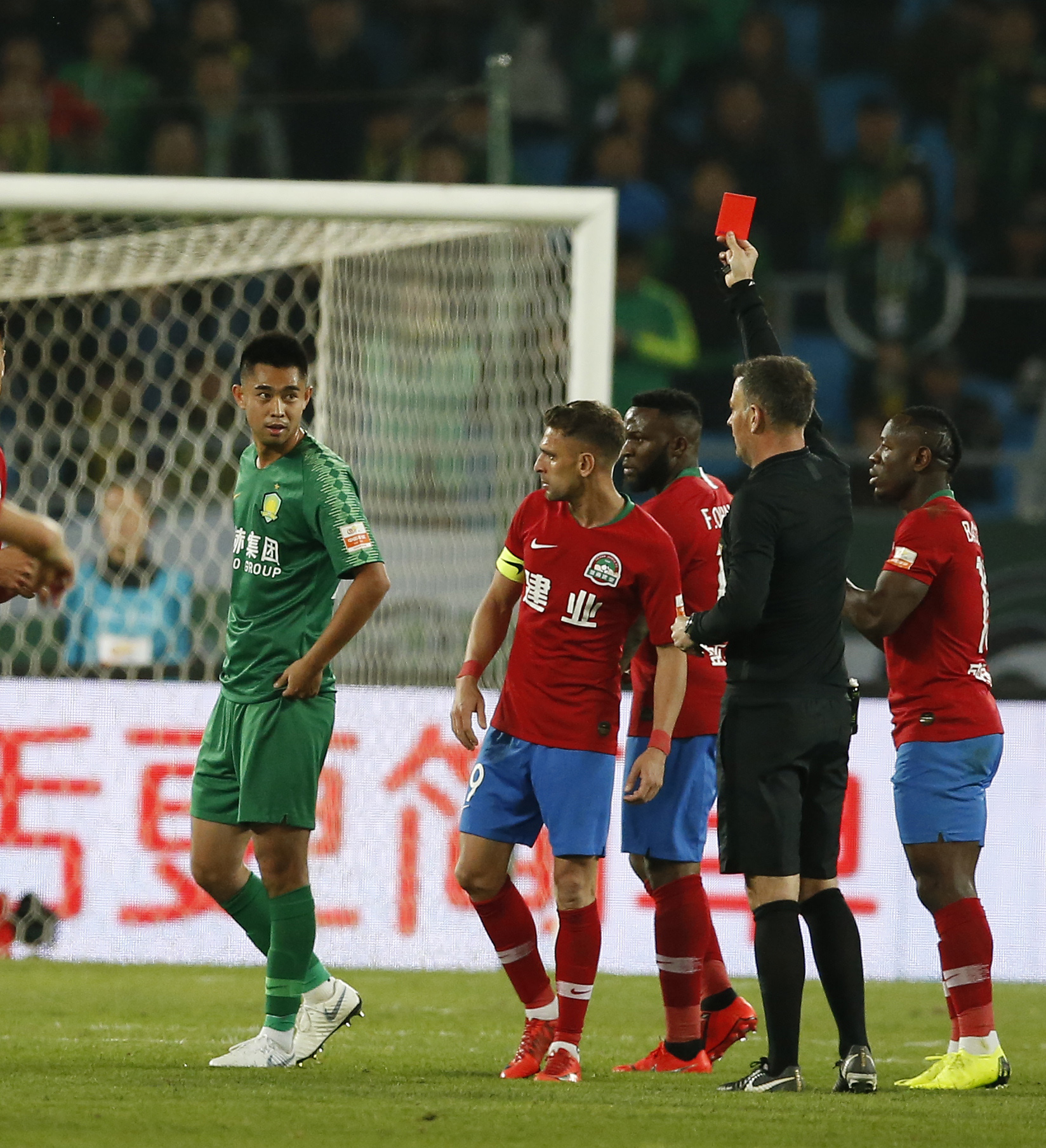比赛中惨遭两张红牌，建业遭遇十人不敌力帆