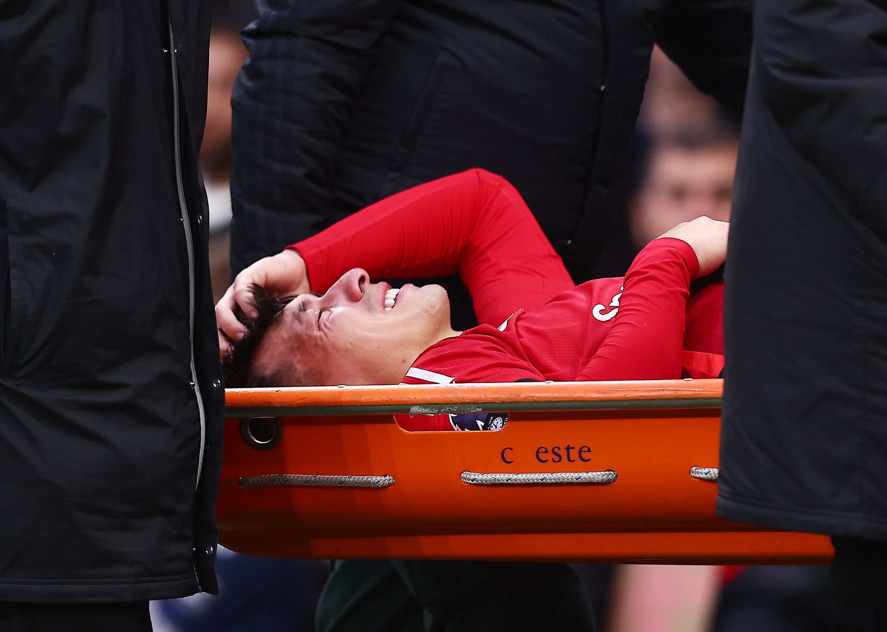 开云体育官网-瓦拉多利德球员伤退，影响球队士气