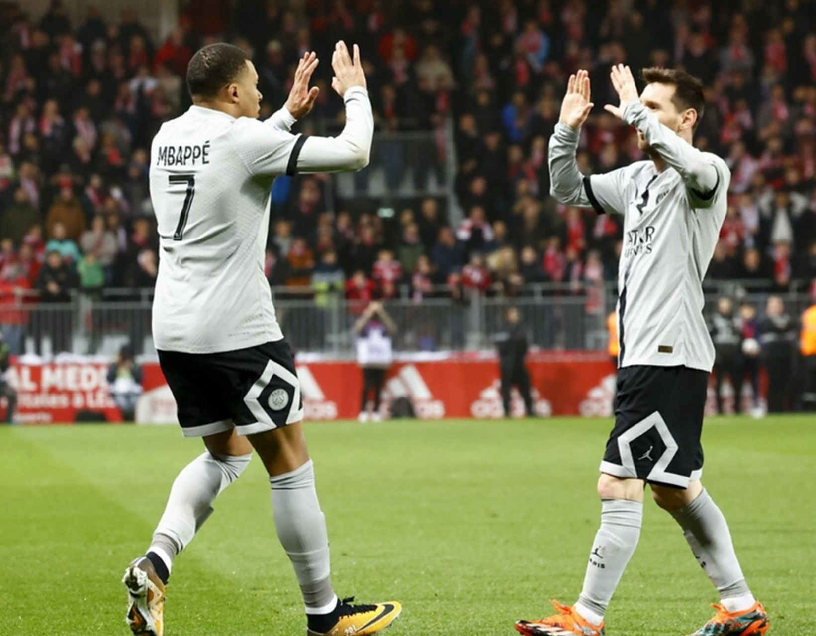 开云平台-梅西连续场破门，助巴黎圣日耳曼稳居法甲榜首