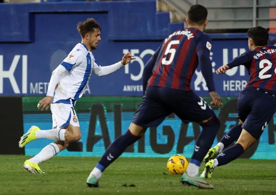 瓦伦西亚攻破对手门将,3-0取胜 瓦伦西亚攻破对手门将,3-0取胜