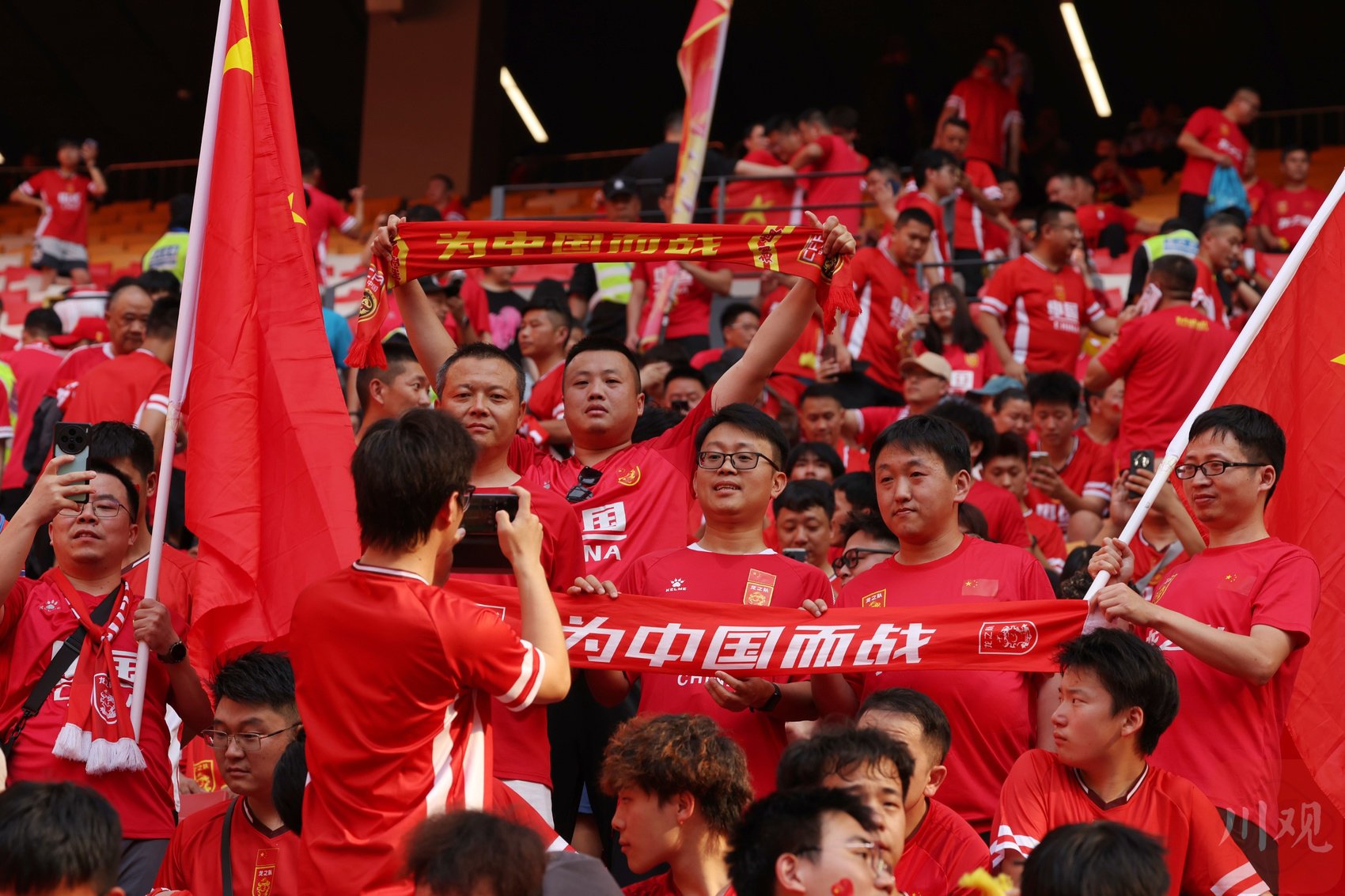 瞩目盛事!球员们在足球场上奋勇拼搏的简单介绍 瞩目盛事!球员们在足球场上奋勇拼搏的简单介绍