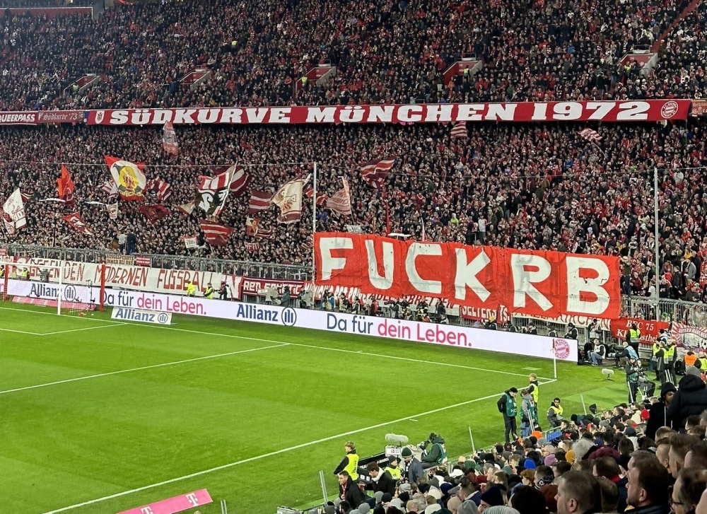 开云官网-沙尔克04击败RB莱比锡，豪取三分