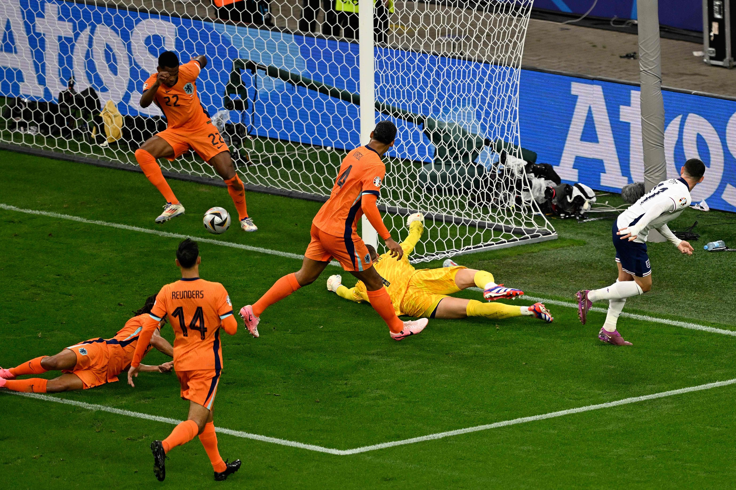 英格兰队大获全胜,晋级决赛傲人 英格兰队大获全胜,晋级决赛傲人