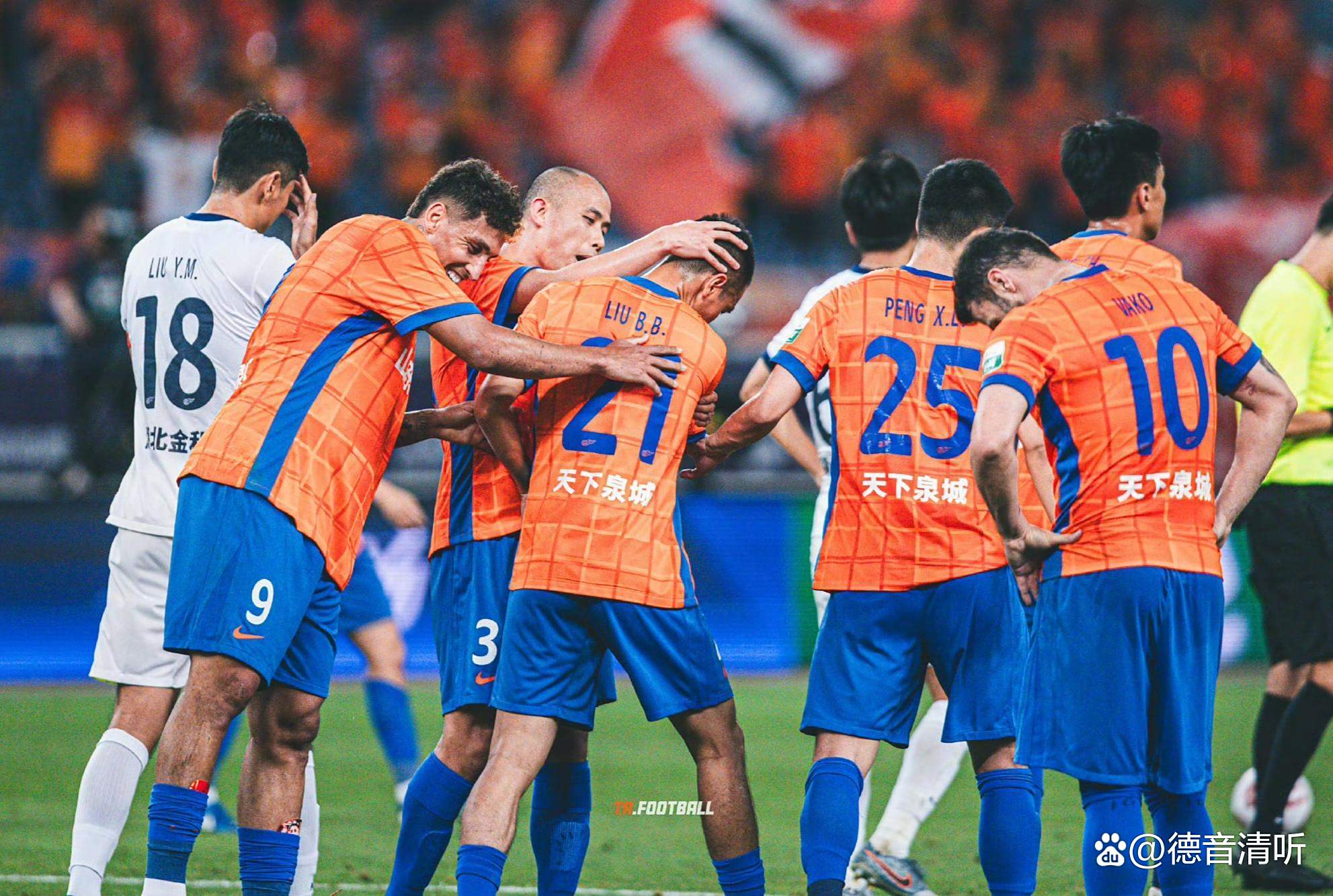 开云APP-球场上演惊险对决，泰达取得胜利实现胜利回归