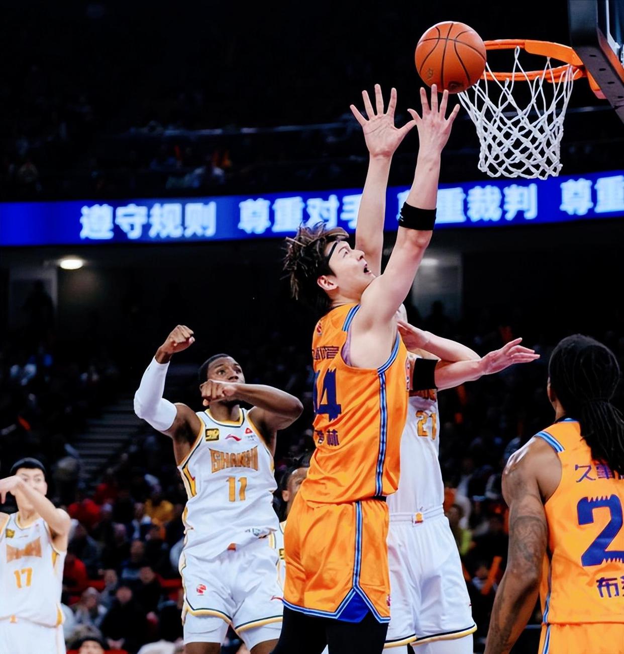 主力中场遭遇停赛,球队内线岌岌可危的简单介绍 主力中场遭遇停赛,球队内线岌岌可危的简单介绍