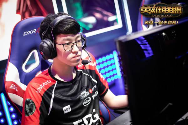 TL绝杀C9,Scout团战一打五强强对话成都决赛之夜,成为赛场最大亮点 TL绝杀C9,Scout团战一打五强强对话成都决赛之夜,成为赛场最大亮点