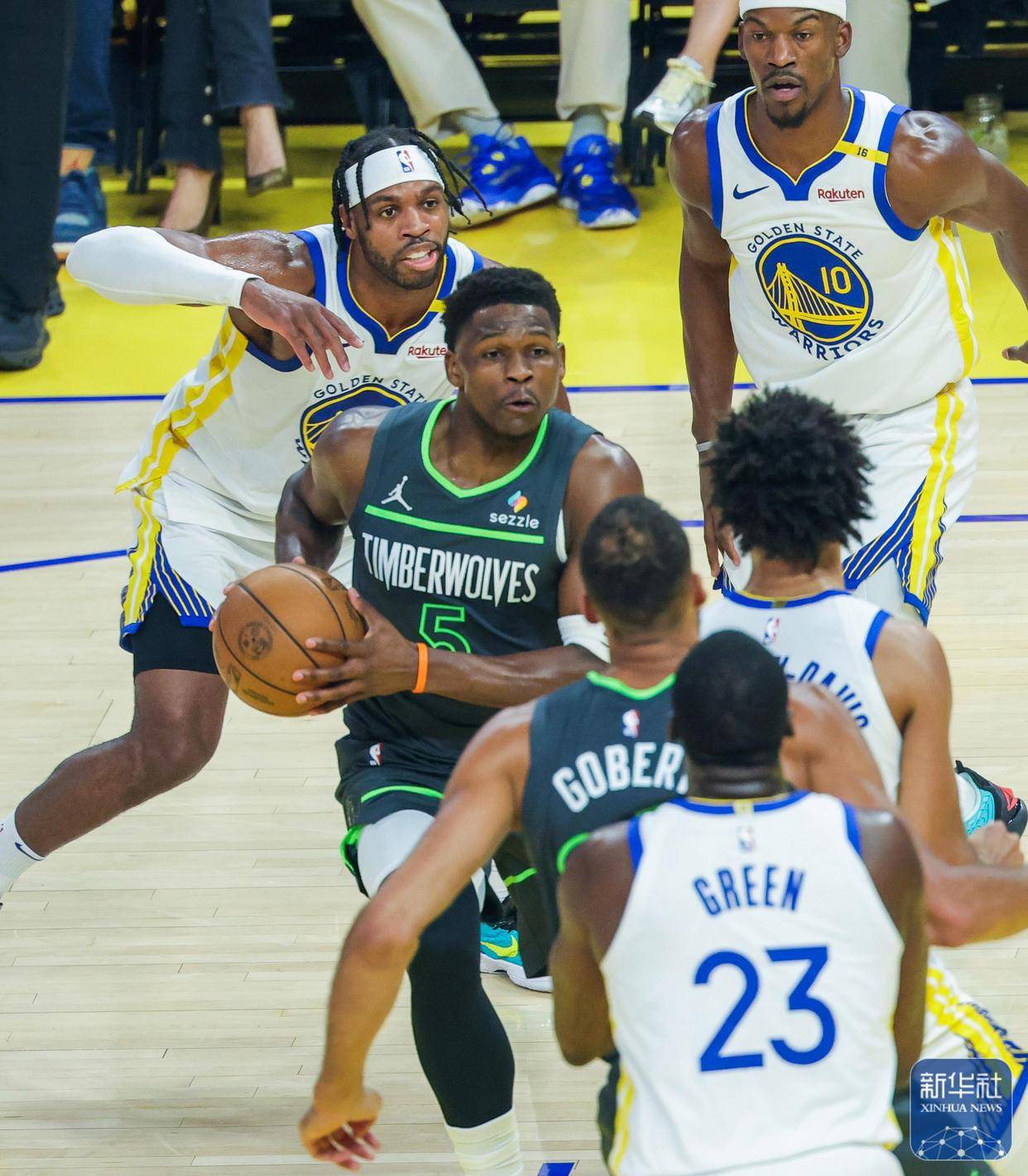 开云体育中国-NBA季后赛第一轮拉开序幕，各队殊死搏杀的简单介绍