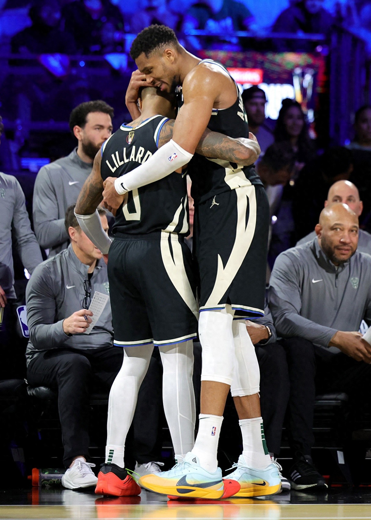 开云体育下载-雄鹿战胜马刺，继续领先东部