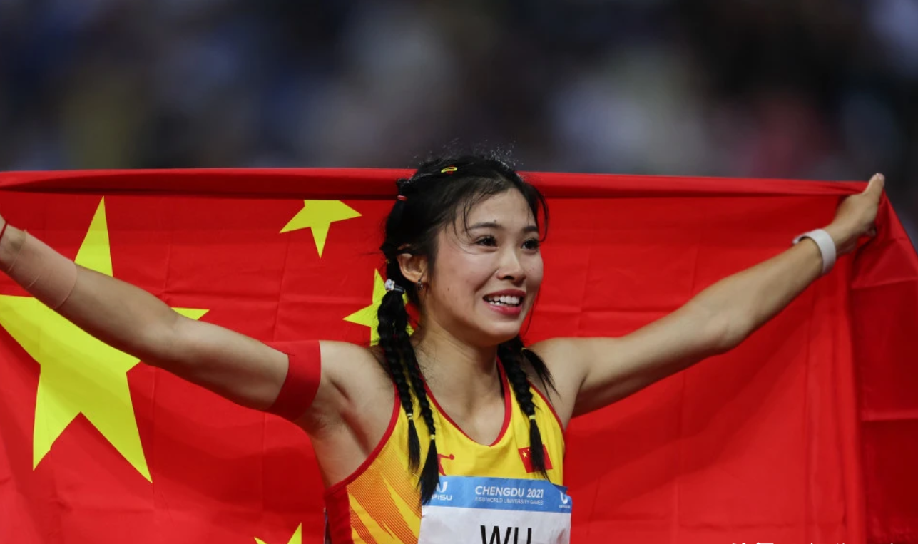 运动员们在赛场上勇攀高峰，创造奇迹