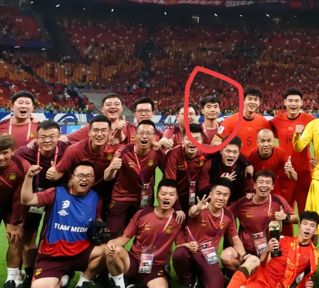 包含足球联赛胜负悬念重重，对手实力均匀的词条