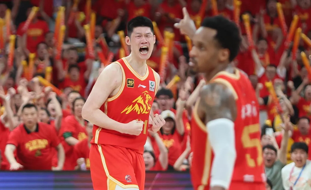 临危受命球员勇挺,球队主场大胜士气大振 临危受命球员勇挺,球队主场大胜士气大振