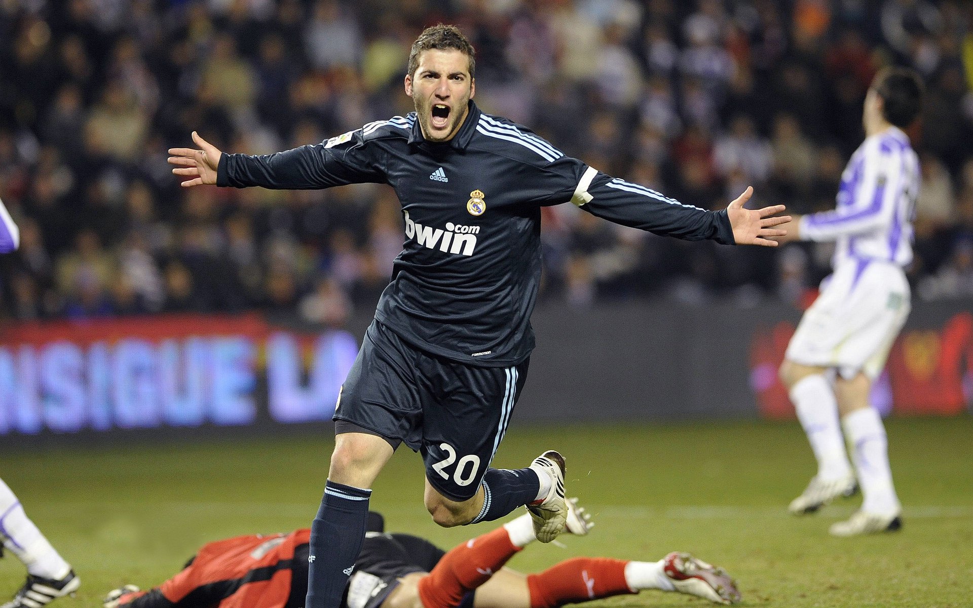 开云体育官网-霍勒迪冠军心脏对决青春风暴，雷霆窒息式得分狂潮逆转绿军