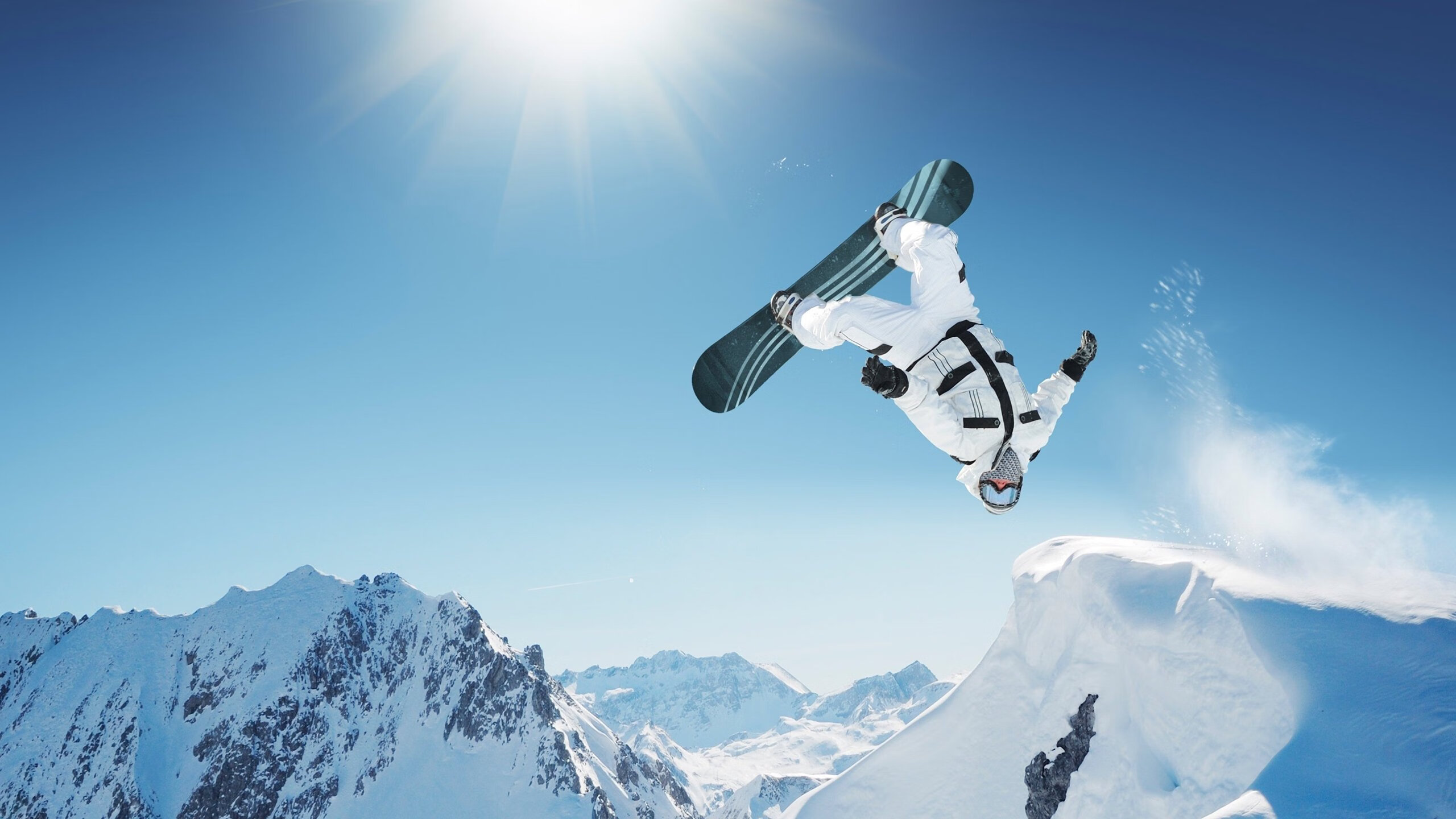 开云体育平台APP-梅赛德斯横扫阿斯顿马丁！皮亚斯特里关键制胜，幕后英雄如何改写战局？