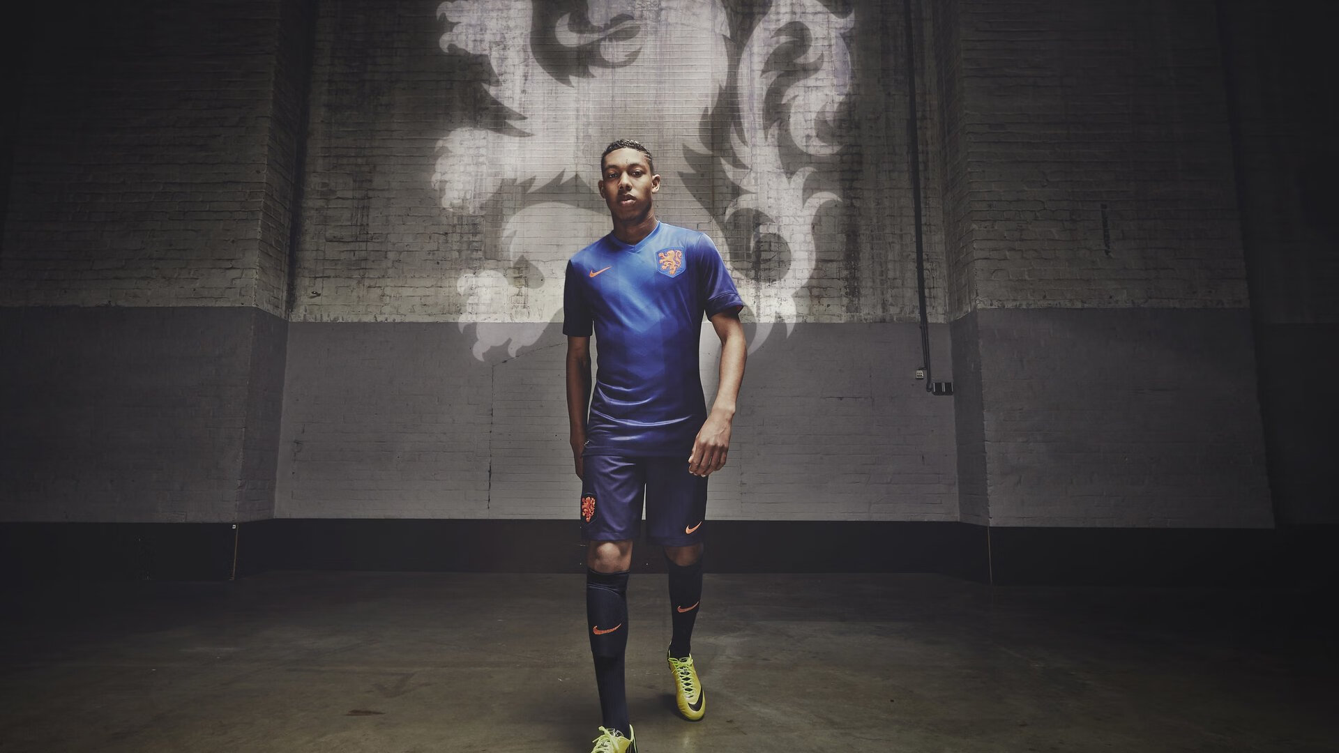 开云体育中国-孤勇者的咏叹调，维斯塔潘在法拉利风暴中闪耀的失败艺术